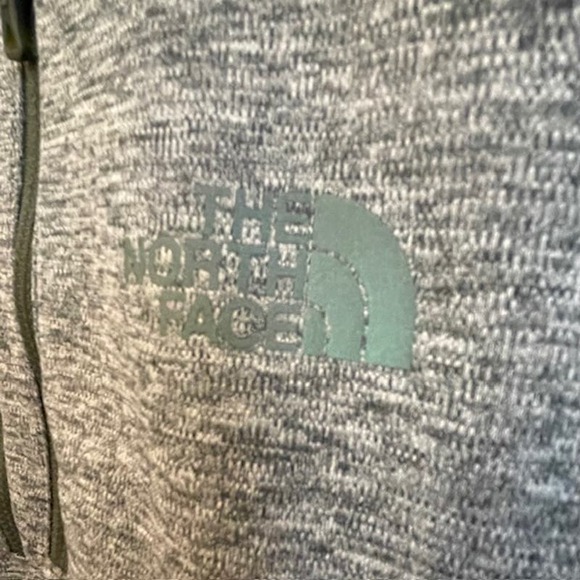 The North Face “FlashDry” men's quarter zip gray pullover sweatshirt. - Picture 4 of 7